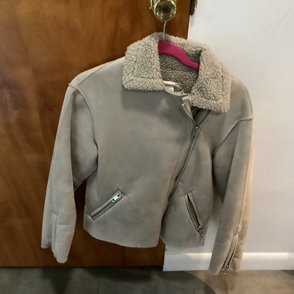 H&M a cutest suede jacket ever. Lined size 2 tan color zippered - Picture 9 of 11